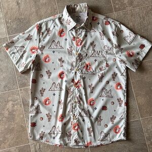 Buc-ee's Shirt Mens Small Tan Short Sleeve Button Up Allover Print Western Cacti